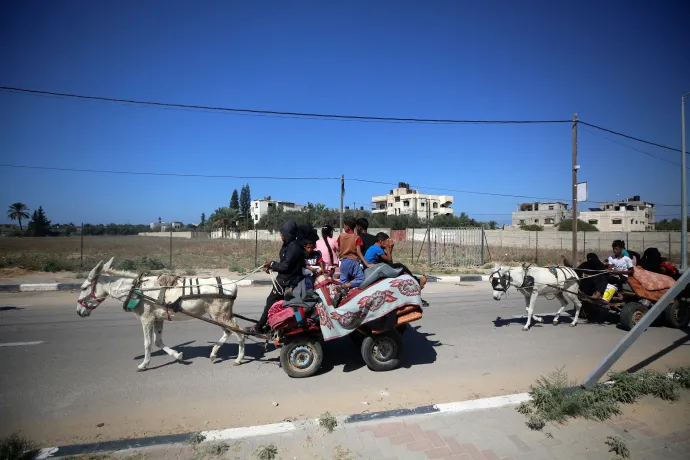 Palesztinok menekülnek Gázavárosból az azt ért izraeli légicsapások miatt 2023. október 13-án. Az izraeli hadsereg a napokban többször felszólította a városban élőket, hogy ne halogassák az evakuálást – Fotó: Majdi Fathi / AFP