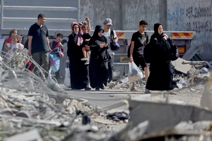 Palesztinok menekülnek Gázavárosból az azt ért izraeli légicsapások miatt 2023. október 13-án. Az izraeli hadsereg a napokban többször felszólította a városban élőket, hogy ne halogassák az evakuálást – Fotó: Majdi Fathi / AFP