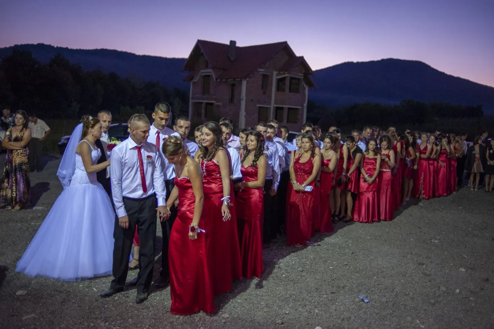 Tarsolc, Avasság. Mariuca és Ionut esküvője, ahol 30 koszorús lányt öltöztettek egyforma piros selyemruhába. A fiatal házasok Párizsban dolgoznak, a féfi építőmunkás, a nő takarít – Fotó: Petruț Călinescu