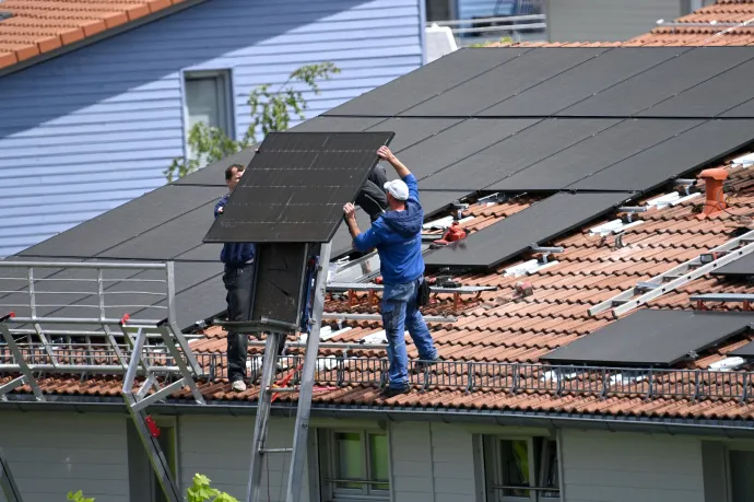 Felrobbant a napelem-piac, az energiaszabályozó hatóság küszöbértéket állítana a házakra szerelhető elemeknél