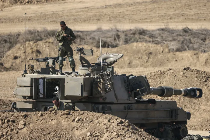 Izraeli katona a Gázai övezet közelében 2023. október 15-én – Fotó: Ronaldo Schemidt / AFP