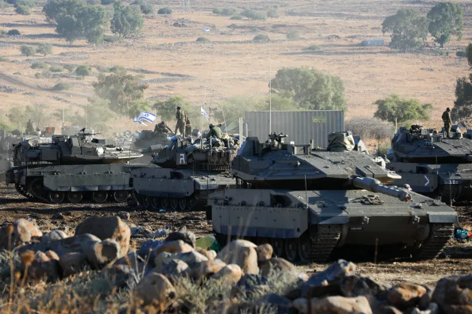 Merkava tankok a libanoni határhoz közel vasárnap – Fotó: Jalaa Marey / AFP