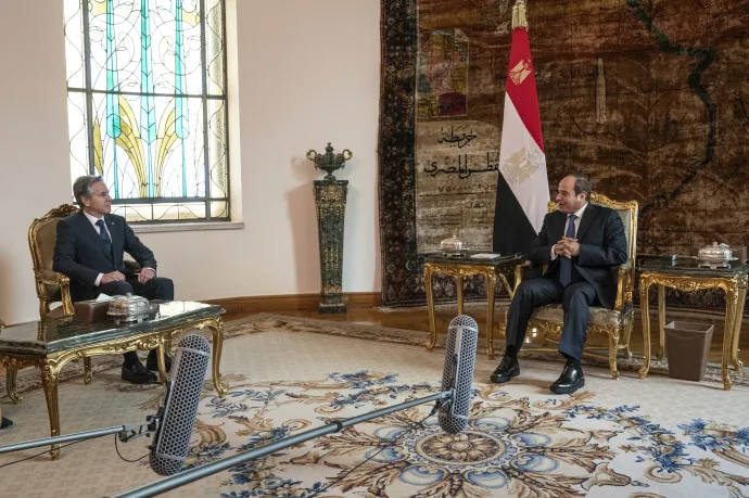 Anthony Blinken külügyminiszter Abdel-Fattáh esz-Sziszi egyiptomi elnökkel tárgyalt a gázai helyzetről – Fotó: Jacquelyn Martin / AFP