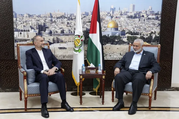 Hoszein Amir-Abdollahián iráni külügyminiszter és Iszmáil Haníje, a Gázai övezetet irányító Hamász palesztin iszlamista szervezet vezetője – Fotó: Irán külügyminisztériuma / MTI