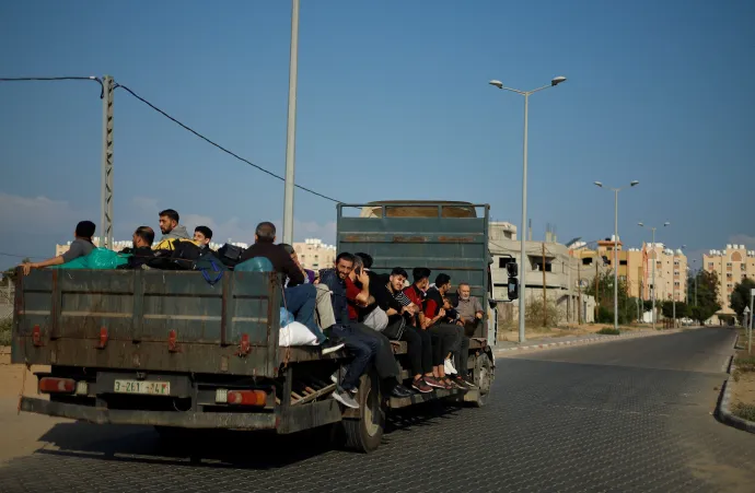 Palesztinok menekülnek házaikból a Gázai övezet déli részén fekvő Hán Júniszban, 2023. október 14-én – Fotó: Mohammed Salem / Reuters