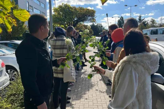 RTL-ben dolgozó vágók tüntettek fizetésemelésért a csatorna székháza előtt