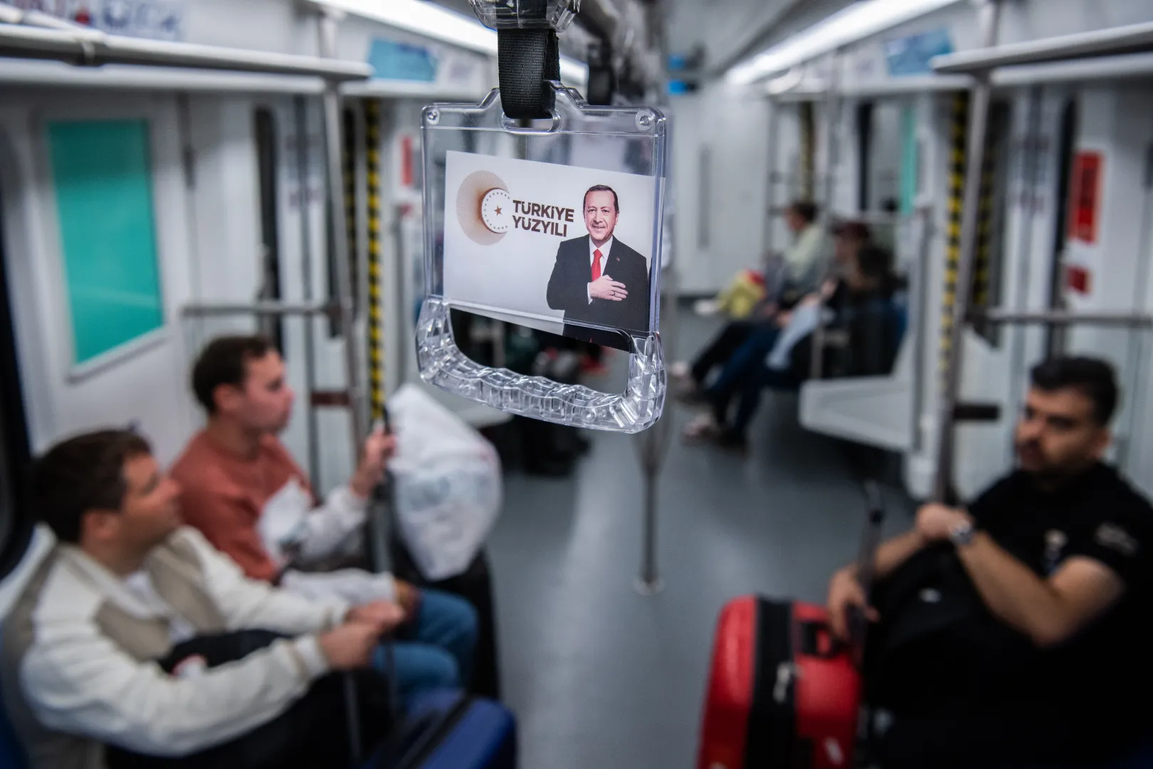 Az Isztambuli Repülőtérre vezető metró belseje 2023. május 11-én Erdoğan százéves tervét hirdető reklámjával – Fotó: Bődey János / Telex