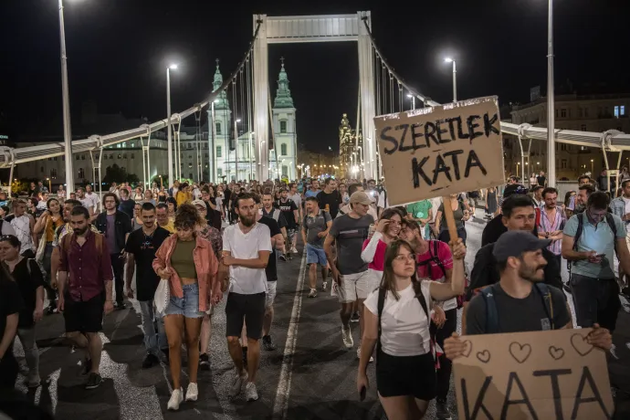 A katatörvény ellen tüntetők vonulnak Budapest belvárosában, 2022. július 13-án – Fotó: Bődey János / Telex