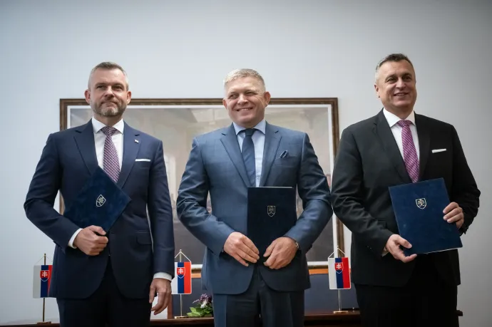 Peter Pellegrini a Hang (Hlas-SD), Robert Ficoaz Irány (Smer-SSD) elnöke és Andrej Danko, a Szlovák Nemzeti Párt (SNS) elnöke, miután aláírták a "egyetértési és együttműködési memorandumot", amelyben megállapodtak az új kormány megalakítására irányuló koalícióról 2023. október 11-én – Fotó: Vladimir Simicek / AFP