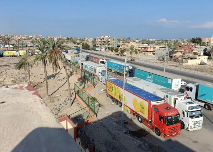 A Gázai övezetbe szánt segélyszállítmányok várakoznak a határnyitásra Egyiptomban – Fotó: Reuters