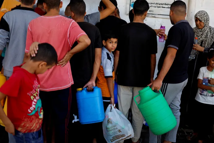 Ivóvízért sorban álló emberek a Gázai övezet déli részén – Fotó: Mohammed Salem / Reuters