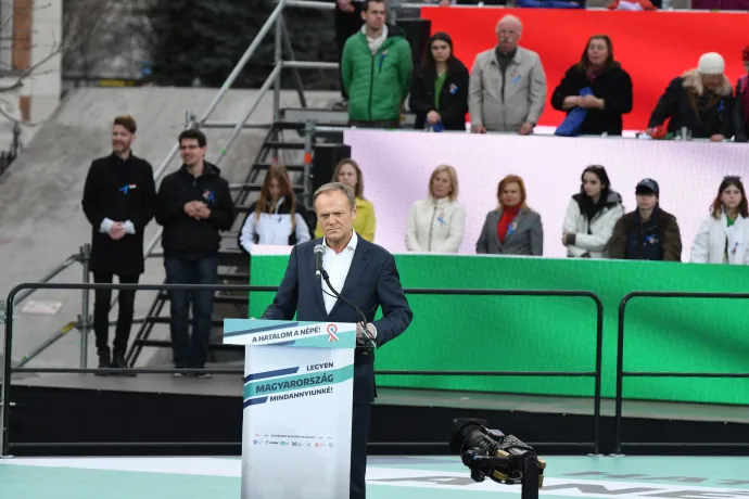 Az egységes ellenzék, Egységben Magyarországért a Műegyetem előtt tartotta nemzeti ünnepi megemlékezését, amin részt vett Donald Tusk is 2022. március 15-én – Fotó: Melegh Noémi Napsugár / Telex