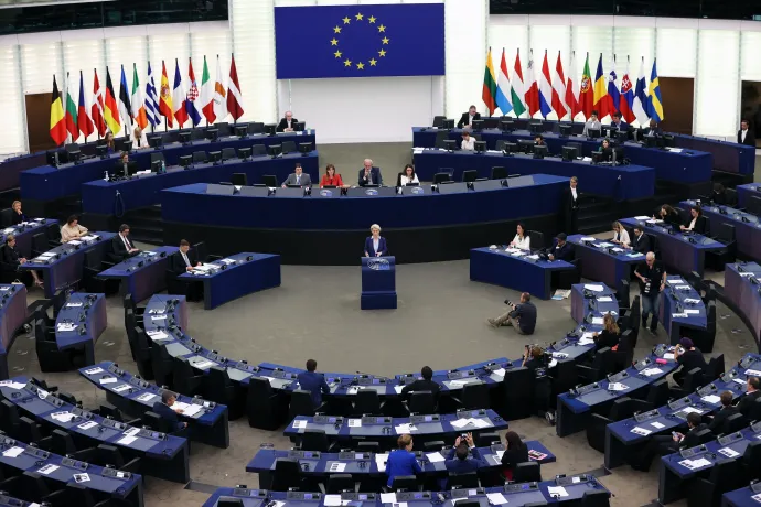 Ursula von der Leyen, az Európai Bizottság elnöke beszédet mond A jogállamiság és a lengyel nemzeti gazdaságélénkítési terv lehetséges jóváhagyása címmel az Európai Parlament ülésén Strasbourgban, 2022. június 7-én – Fotó: Dursun Aydemir / Anadolu Agency / AFP