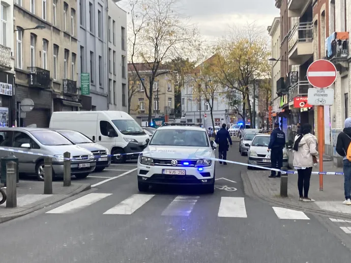Rendőrök a brüsszeli Schaerbeek városrészben, ahol a hétfői merénylet feltételezett elkövetőjét meglőtték egy kávézóban történt rendőri beavatkozás során 2023. október 17-én – Fotó: Lou Lampaert / Belga Mag / AFP