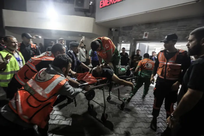 Sérült palesztin polgári védelmi tisztet élesztenek újra egy hordágyon a Gázai övezetben lévő Al-Shifa kórházban 2023. október 16-án – Fotó: Ali Jadallah / Anadolu / Getty Images