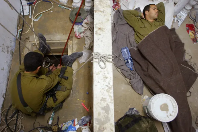 Izraeli katonák a Gázai övezet déli részén, a határ menti Rafah közelében egy épületben talált alagút bejáratánál 2004. április 3-án – Fotó: Oded Balilty / AFP