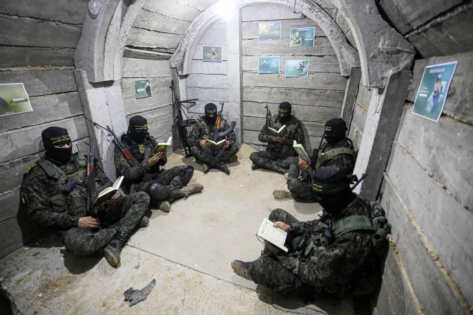 Az Al-Kudsz Brigád (az Iszlám Dzsihád radikális palesztin szervezet fegyveres szárnya) fegyveresei őrködés közben Koránt olvasnak egy gázavárosi alagútban 2023. március 30-án – Fotó: Ashraf Amra / Anadolu Agency / AFP