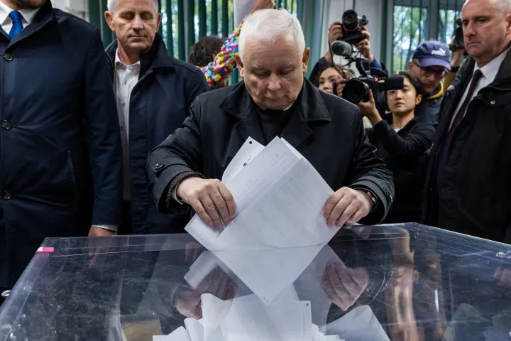 Jarosław Kaczyński adja le szavazatát – Fotó: Andrzej Iwanczuk / NurPhoto / AFP