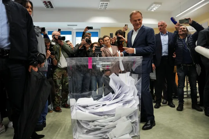 Donald Tusk, a KO vezetője szavaz – Fotó: Aleksandra Szmigiel / Reuters