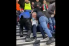 Fojtogattak, aztán ledobtak a lépcsőn egy magyar szurkolót a biztonságiak a szombati meccsen a Puskásban