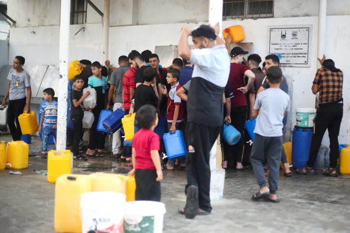 Vízért állnak sorba Hán Júnisz városában – Fotó: Ahmed Zakot / Reuters