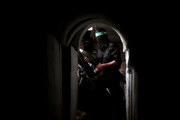 A Hamász fegyveresei egy sidzsaijai alagútban – Fotó: Mustafa Hassona / Anadolu Agency / Getty Images