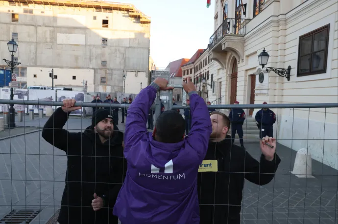 Ismét elbontotta a Karmelita előtti kordont a Momentum, de a követeléseiket nem tudták átadni Orbánnak