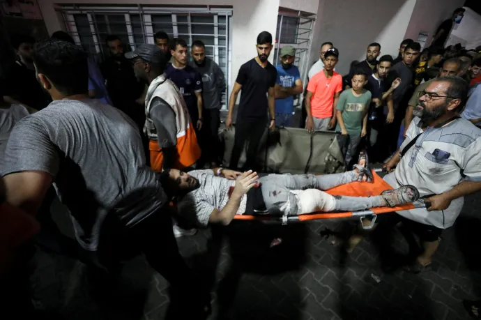 Egy sérültet visznek a Shifa kórházban, a gázai Al-Ahli kórházban történt robbanást követően 2023. október 17-én – Fotó: Mohammed Al-Masri / Reuters
