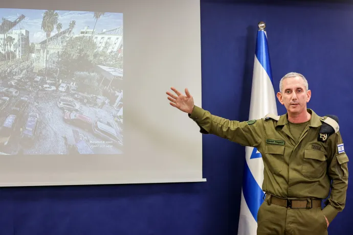 Az izraeli hadsereg szóvivője, Daniel Hagari az esetről készült felvételeket mutat – Fotó: Gil Cohen-Magen / AFP