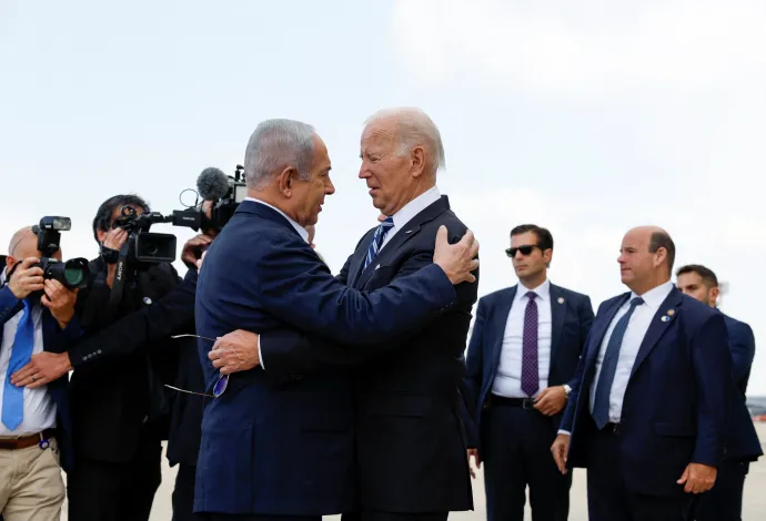 Netanjahu üdvözli Joe Biden elnököt 2023. október 18-án a tel-avivi repülőtéren – Fotó: Evelyn Hockstein / Reuters