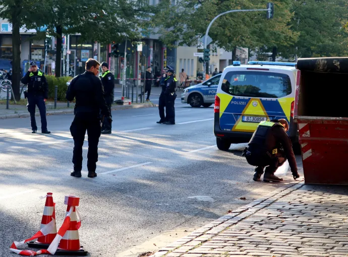 Rendőrségi helyszínelés a zsinagógánél Berlinben – Fotó: Tobias Schlie / Reuters