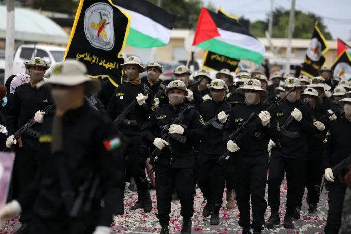 Az Iszlám Dzsihád fegyveresei a szervezet alapításának 36. évfordulójára rendezett gázai díszfelvonuláson – két nappal a Hamász által koordinált meglepetésszerű terrortámadás előtt – Fotó: Majdi Fathi / NurPhoto via AFP
