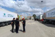 Biden: Egyiptom húsz kamiont átenged segélyszállítmányokkal a Gázai övezetbe