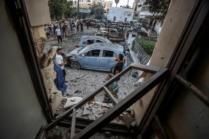 Az Al-Ahli Baptista Kórház környéke a Gázavárosban történt támadás után 2023. október 18-án – Fotó: Ali Jadallah / Anadolu / AFP