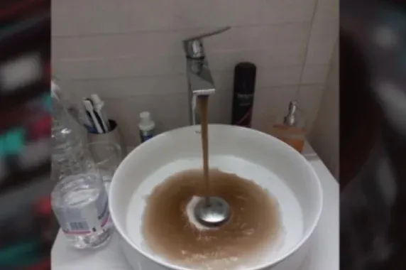 Sárgás, néha kólaszínű, és lárvákat is videóztak már a csapvízben Berettyóújfaluban
