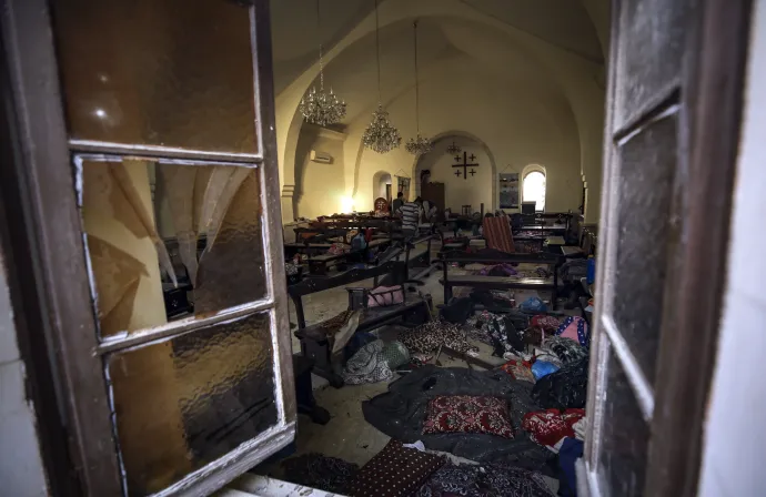 A robbanás utáni károkat mérik fel a gázai al-Ahli baptista kórházban – Fotó: Abed Haled / AP / MTI