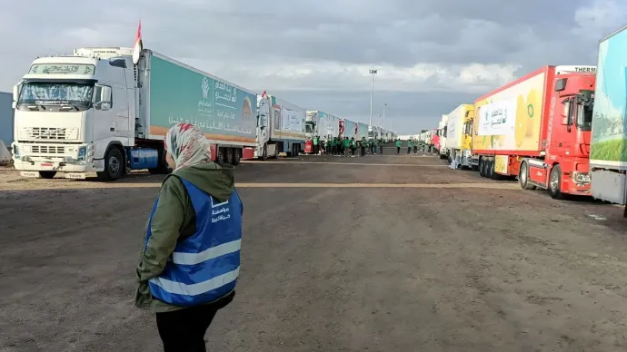 A humanitárius segélyt szállító teherautók várakoznak a határnyitásra Rafahnál – Fotó: File Photo / Reuters