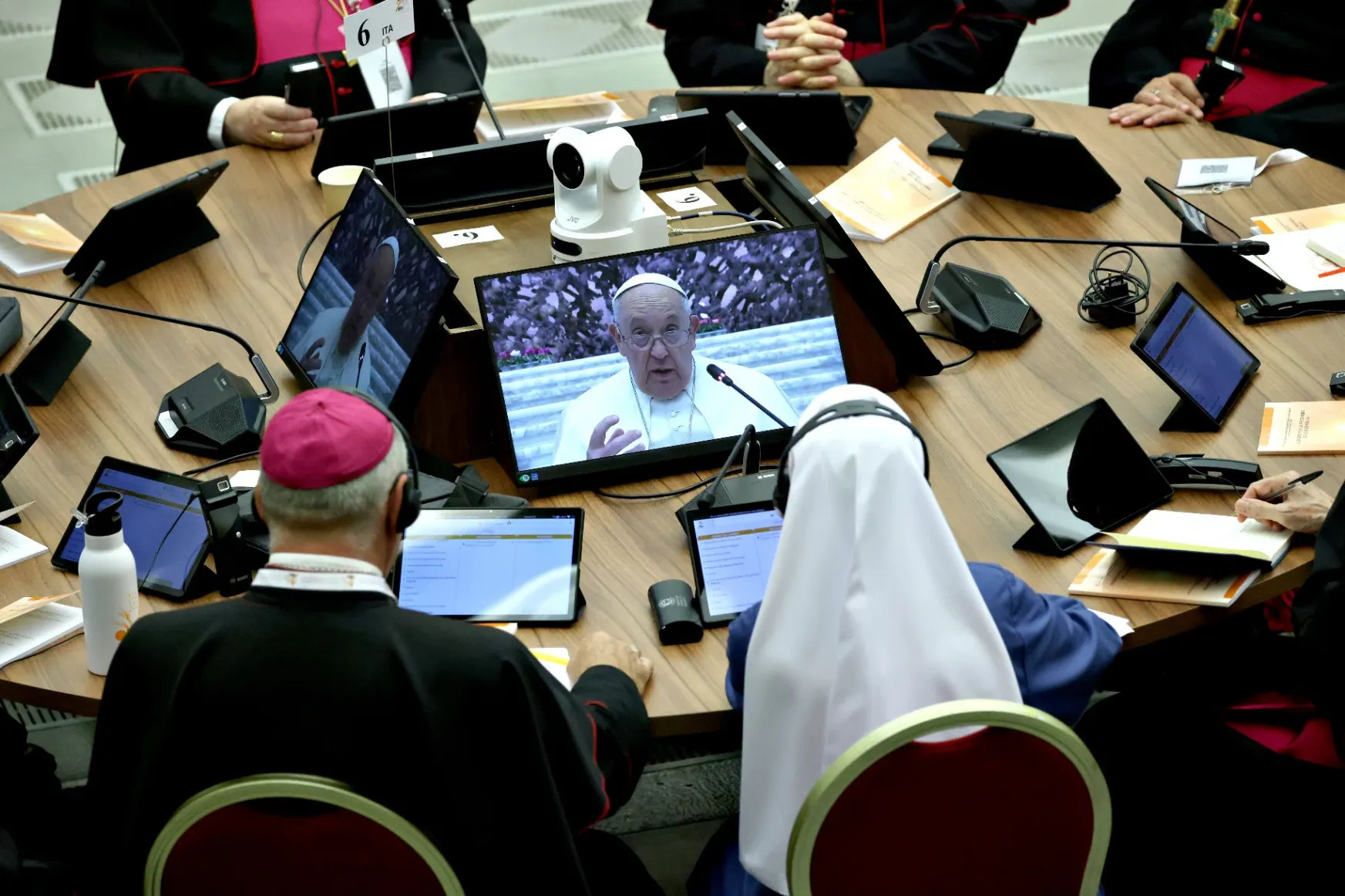 Migráció, cölibátus, pedofilügyek: megannyi kérdésre kell választ keresnie Ferenc pápa szinódusának