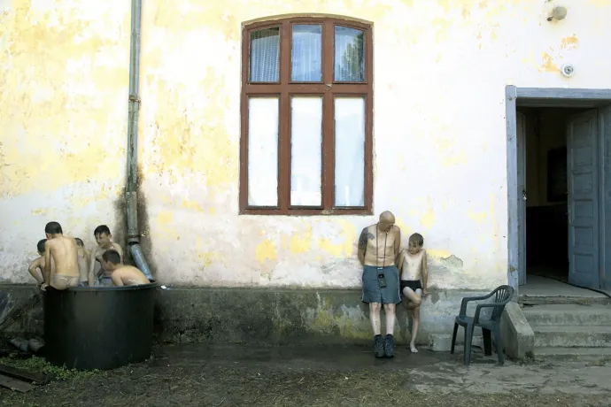 Megjön a gazdag osztrák, és zaklatja a szegény román gyerekeket