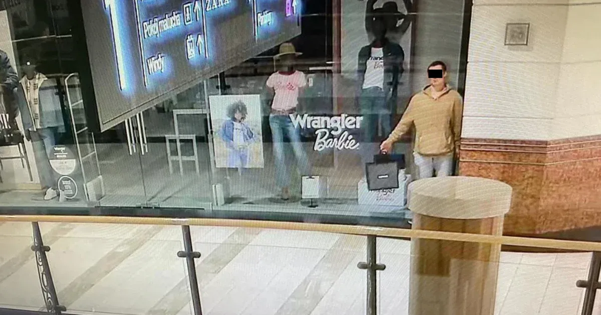 Próbababának álcázta magát egy férfi a varsói boltban, így lopott el ékszereket