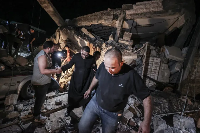 Túlélők és sérültek után kutatnak a templomot ért támadás után – Fotó: Ali Jadallah / Anadolu Agency / AFP