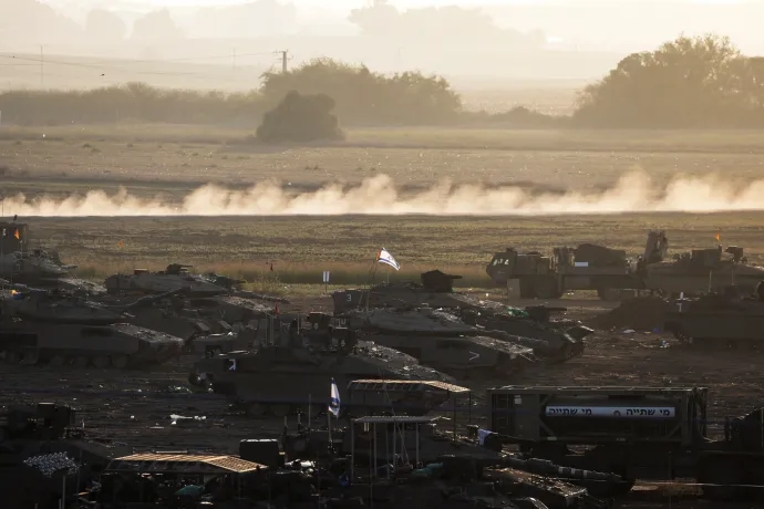 Izraeli harckocsik várakoznak a Gázai övezet közelében – Fotó: Violeta Santos Moura / Reuters