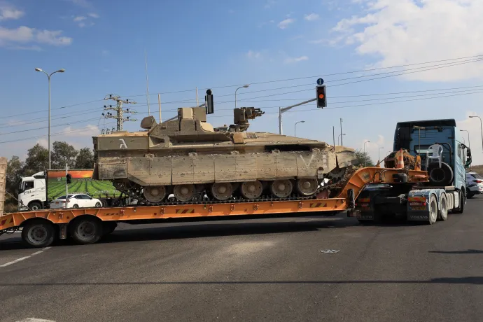 Páncélozott járművek a Gázai övezet határainál – Fotó: Saeed Qaq / 2023 Anadolu