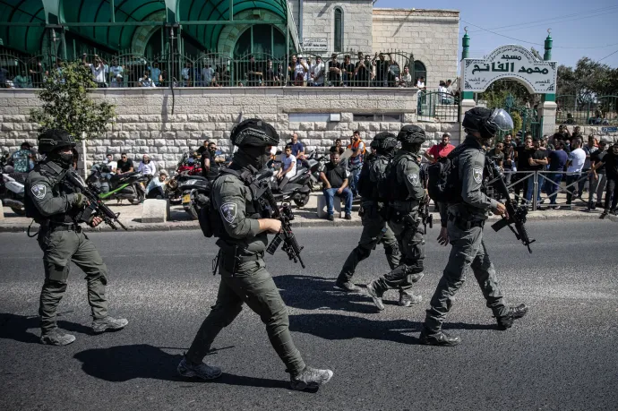 Izraeli fegyveres határőrök Jeruzsálemben, miután a pénteki imát követően palesztinpárti tüntetések kezdődtek a városban október 13-án – Fotó: Mostafa Alkharouf / Anadolu Agency / AFP