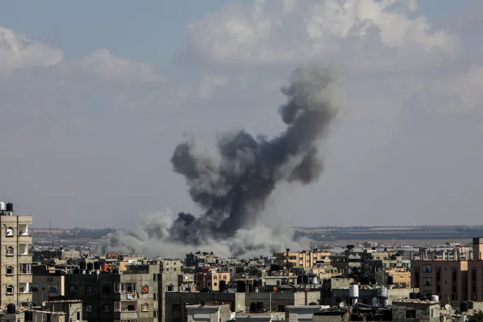 Izraeli rakéta csapódik be a gázai Rafah városban október 19-én – Fotó: Abed Rahim Khatib / Anadolu Agency / AFP