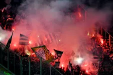 A Fradi ultrái ellopták egy hazai szurkoló molinóját, és felgyújtották a Fiorentina elleni meccsen