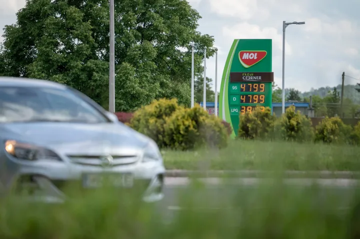 Benzinárstop: a magyarok fele ellenzi, hogy visszahozzák, harmada még 900 forintos literáron is tankolna