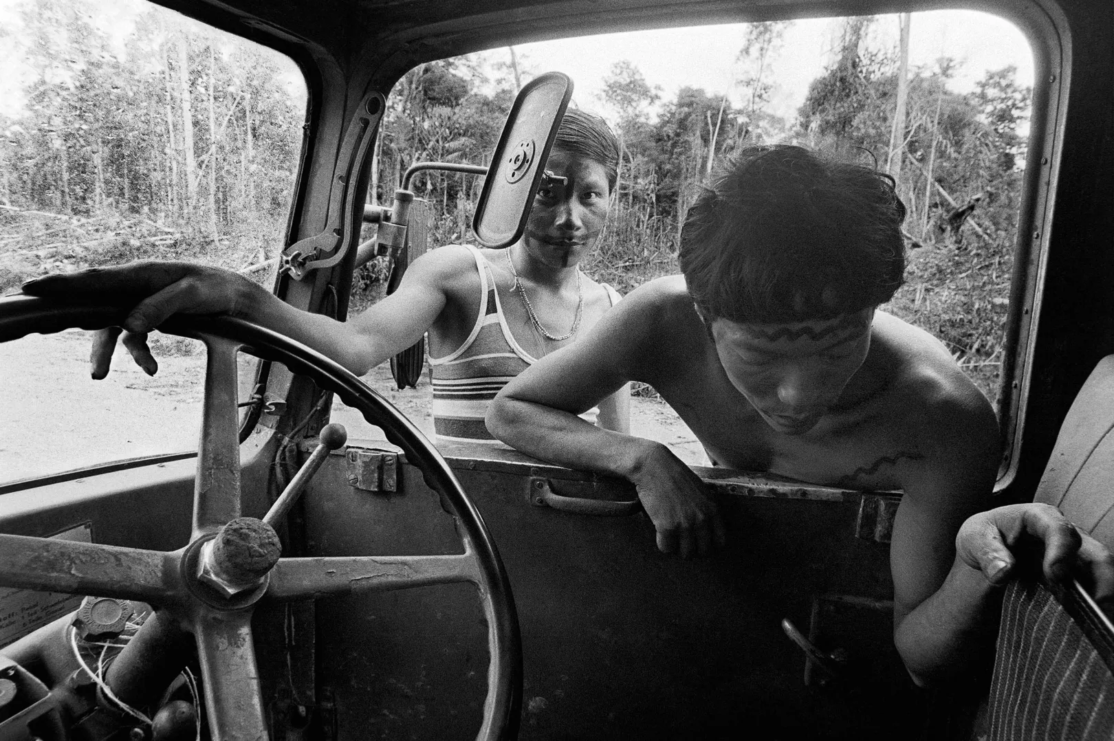 Emberek Opiki faluból az elhagyatott Északi Autóútnál (A kapcsolat következményei sorozatból) / Roraima, 1981 – Fotó: Claudia Andujar / Vermelho Galéria / Néprajzi Múzeum