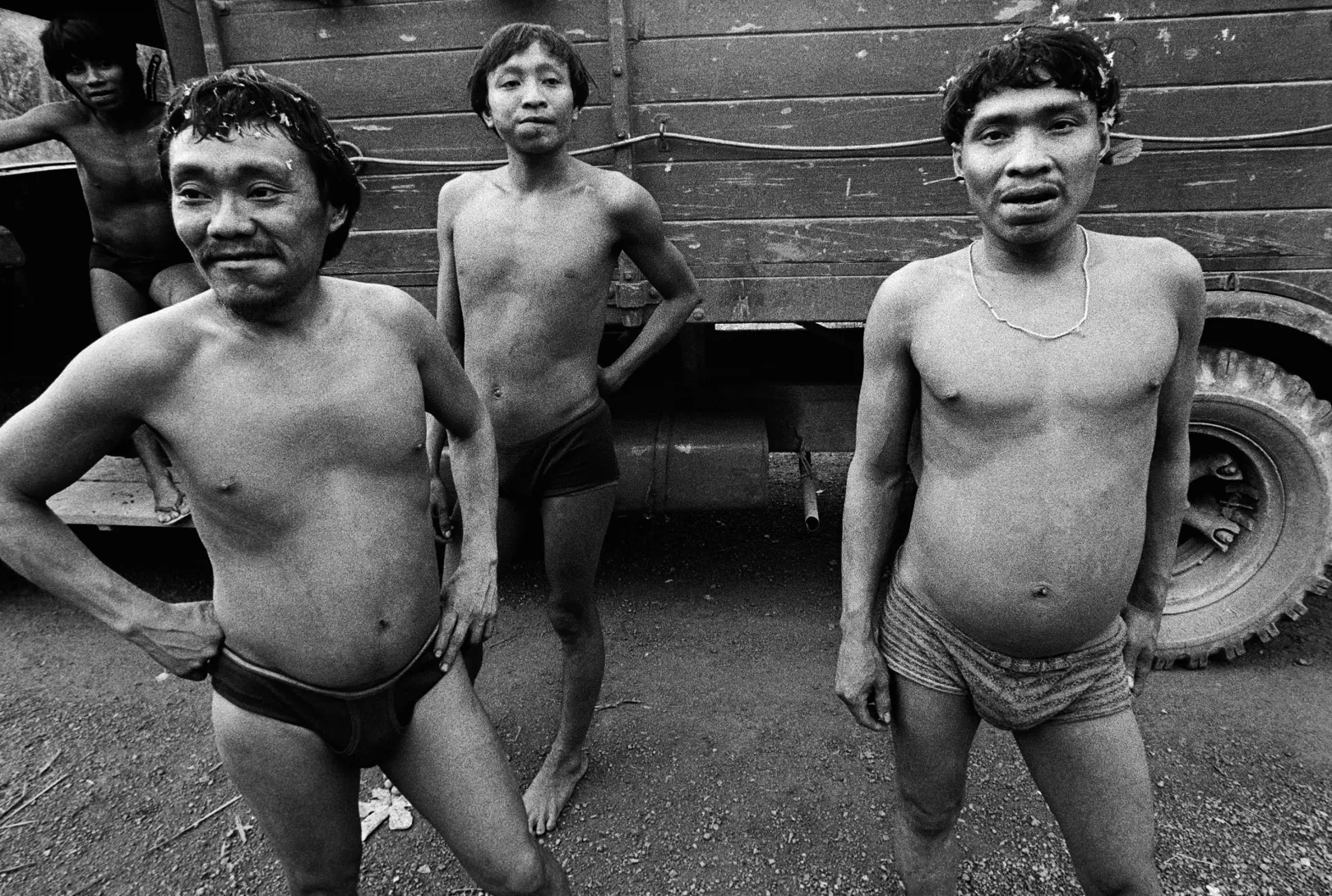 Látogatók Opiki faluból az elhagyatott Északi Autóútnál (A kapcsolat következményei sorozatból) / Roraima, 1981 – Fotó: Claudia Andujar / Vermelho Galéria / Néprajzi Múzeum