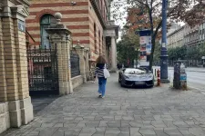 Tahó parkolás Lamborghini-kiadás: valaki nagyon siethetett az ELTE-re